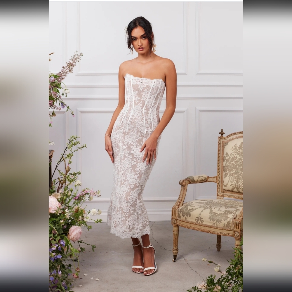 V. Chapman Capulet Dress in White Chantilly Lace - Picture 2 of 11